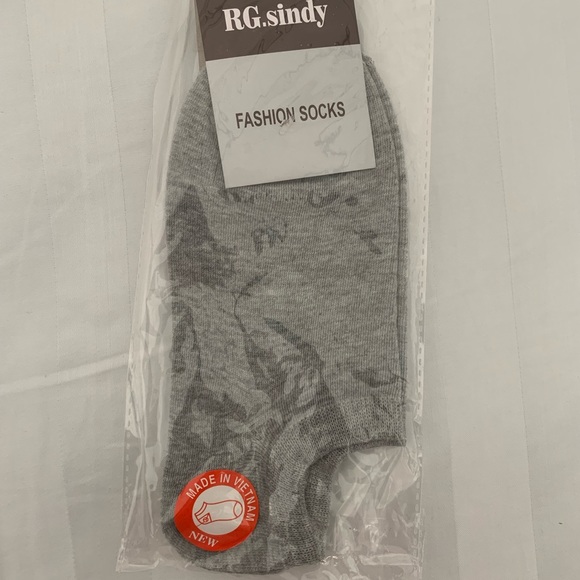 4 pairs for $9!! Grey no-show socks - Picture 3 of 3
